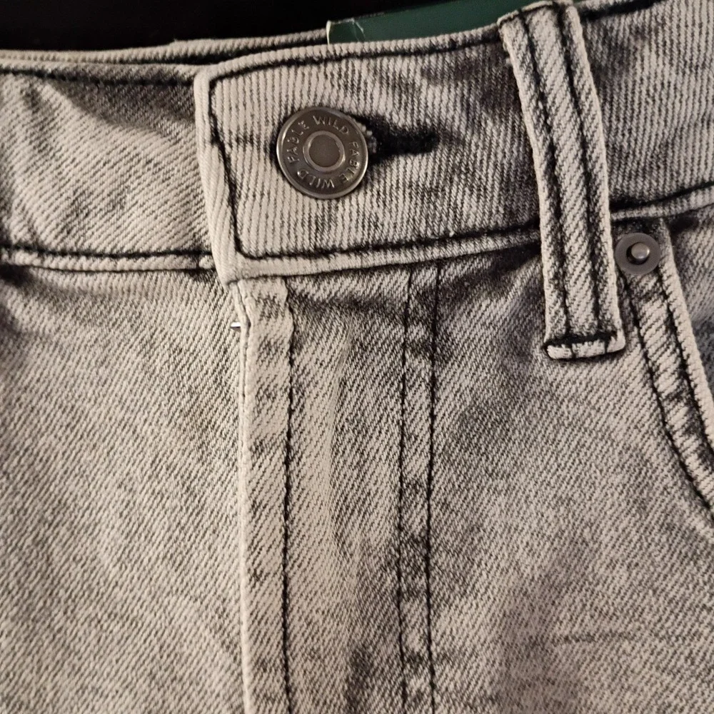 NWT Wild Fable Gray Whit Washed High Rise Denim Summer Shorts Size 6 Waist 28 - Picture 4 of 7